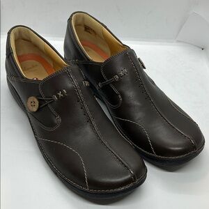 Clarks Women’s Dark Brown Leather Loafers
SIZE 11